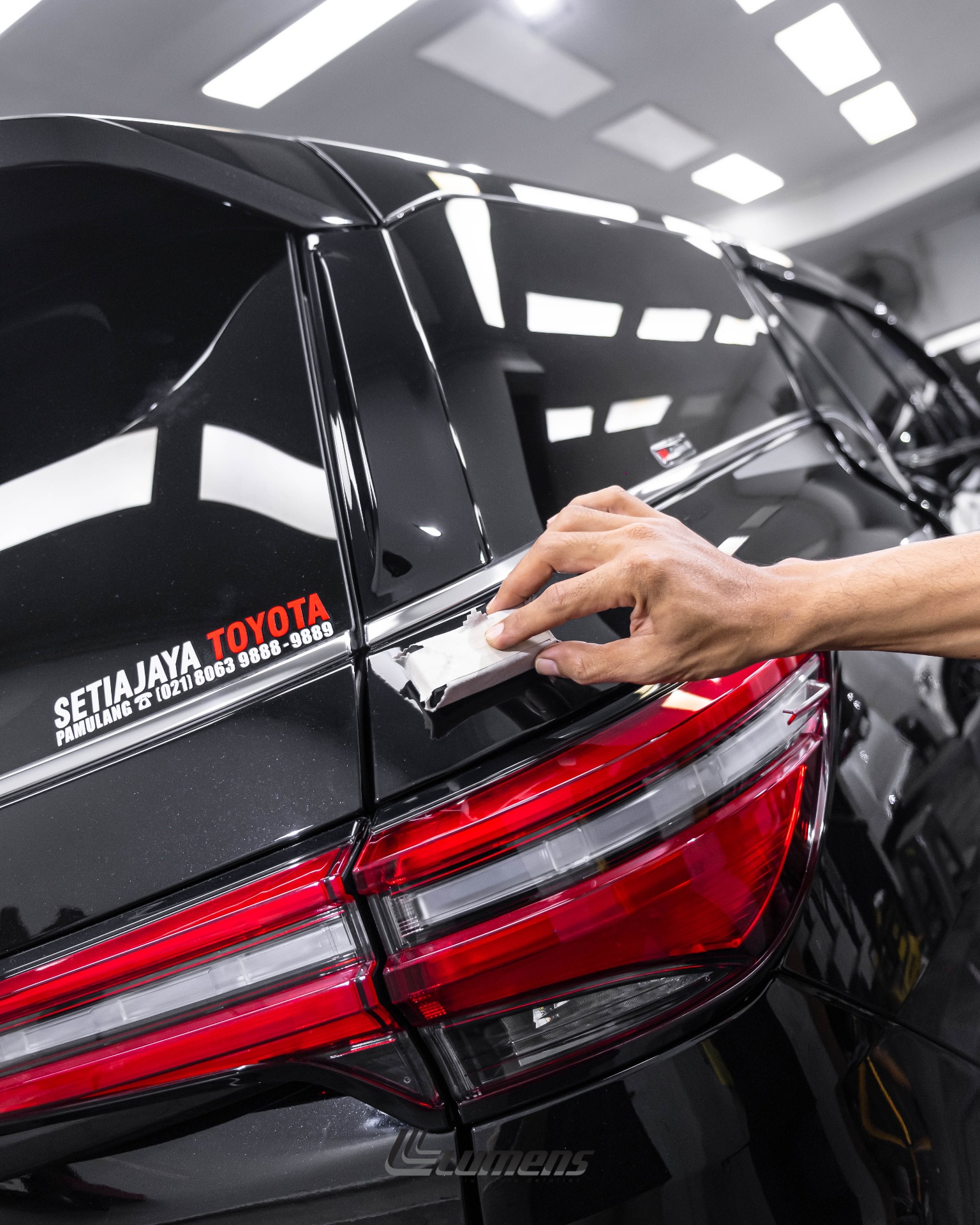 Proses aplikasi nano ceramic coating pada mobil di Lumens Auto Detailer